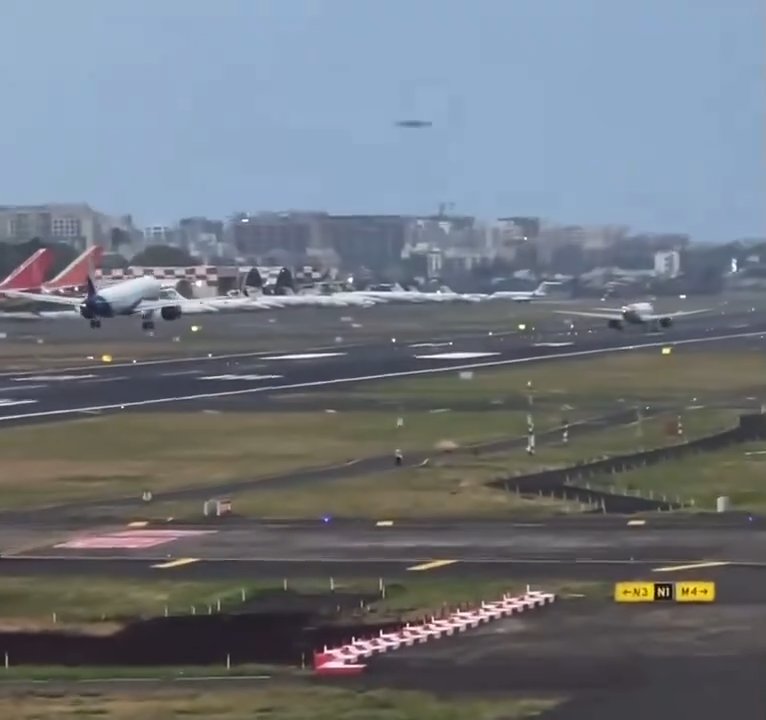 Cerca del desastre, un avión aterriza mientras otro aterriza detrás de él