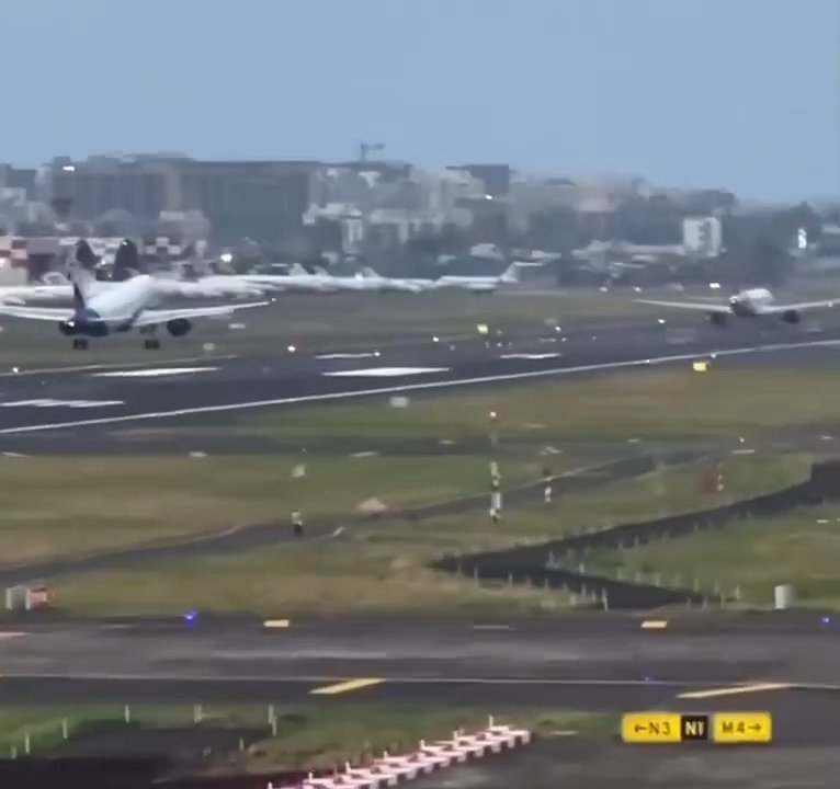 Cerca del desastre, un avión aterriza mientras otro aterriza detrás de él
