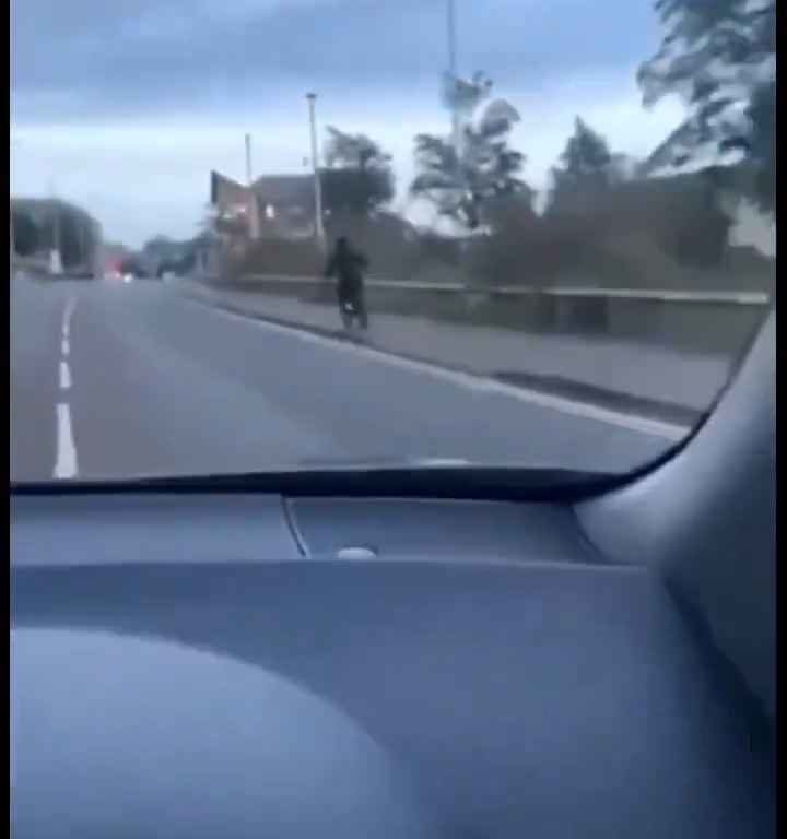 Er filmt, wie er freiwillig einen Radfahrer überfährt und verbreitet das Video anschließend in den sozialen Medien