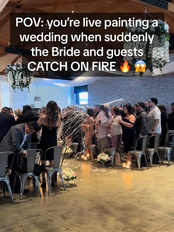 Sposa prende fuoco durante cerimonia, spenta a secchiate: c'è video