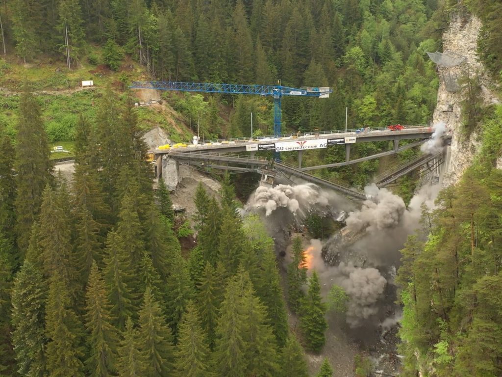 Historische Eisenbahnbrücke versehentlich mit Dynamit zerstört: Video