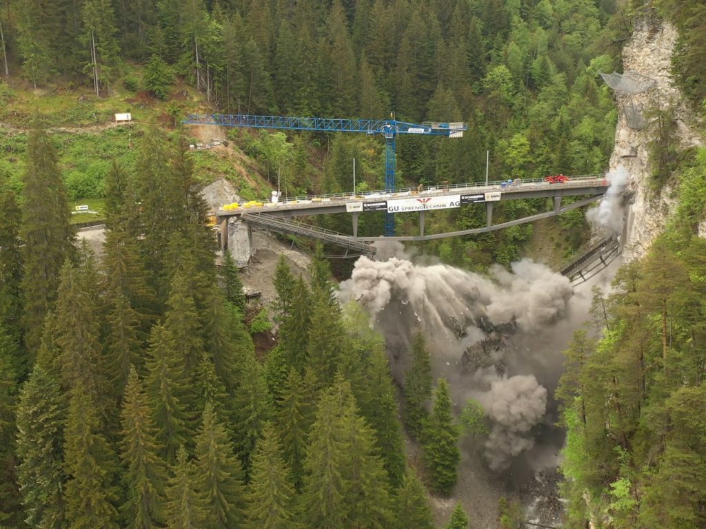 Historische Eisenbahnbrücke versehentlich mit Dynamit zerstört: Video