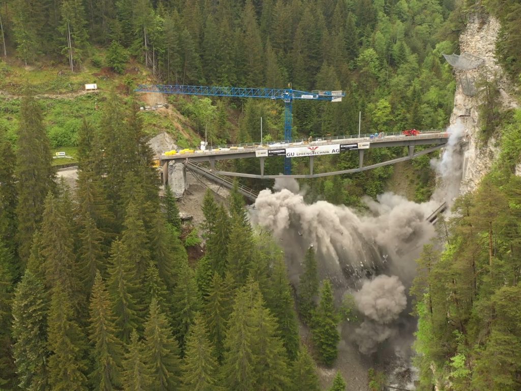 Histórico puente ferroviario destruido por error con dinamita: vídeo