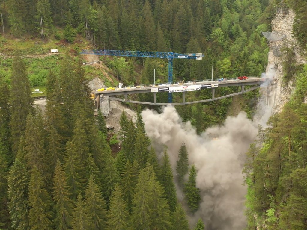 Histórico puente ferroviario destruido por error con dinamita: vídeo