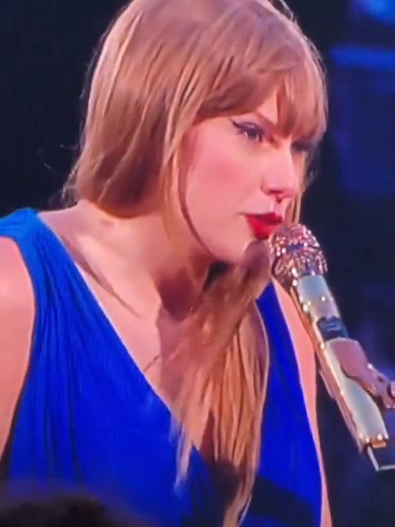 Taylor Swift obligada a comer mocos en el escenario: la culpa es del frío