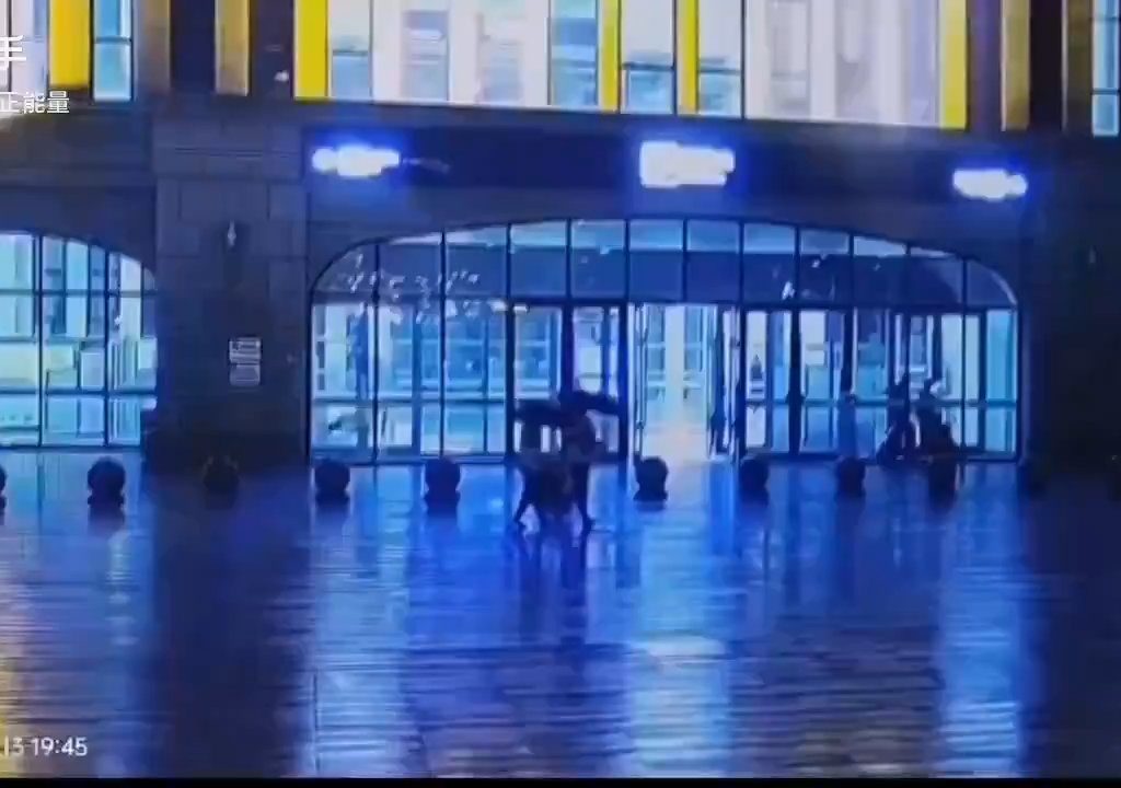Kamera zeichnet Blitz auf, der zwei Menschen am Bahnhof trifft: schockierendes Video