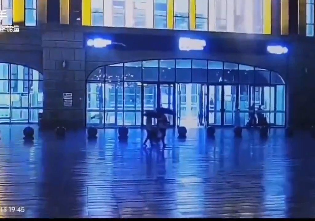 Cámara graba rayo cayendo sobre dos personas en estación: impactante video