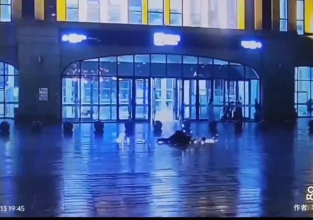 Cámara graba rayo cayendo sobre dos personas en estación: impactante video
