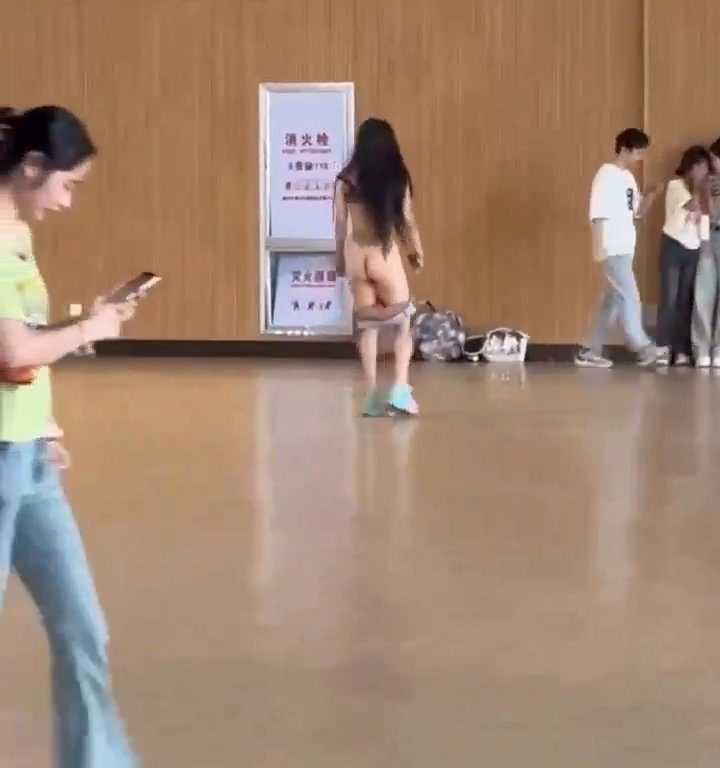Von ihrem Toyboy verraten, läuft die 40-Jährige aus Rache nackt auf dem Campus ihrer Universität umher: virales Video