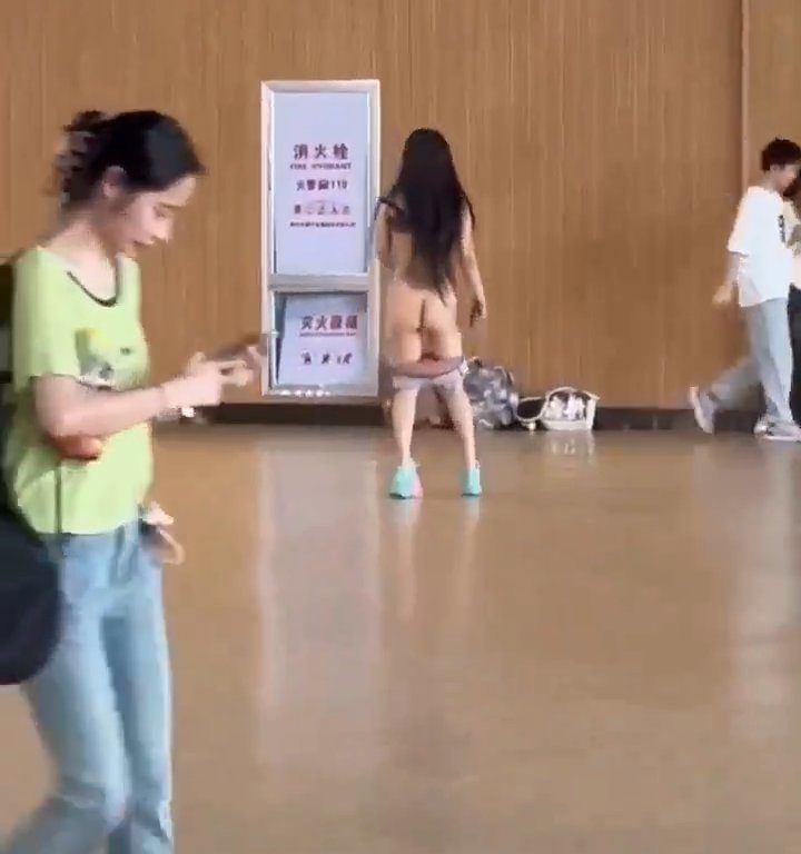 Traicionada por su toyboy, la mujer de 40 años camina desnuda por el campus universitario en busca de venganza: video viral