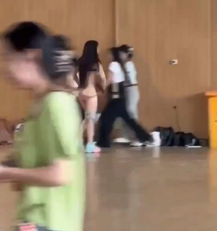 Traicionada por su toyboy, la mujer de 40 años camina desnuda por el campus universitario en busca de venganza: video viral