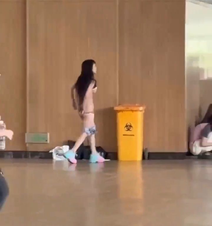 Tradita dal toyboy, 40enne per vendetta gira nuda nel suo campus universario: video virale