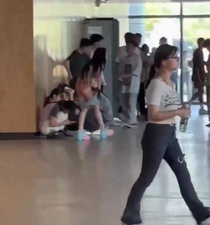 Von ihrem Toyboy verraten, läuft die 40-Jährige aus Rache nackt auf dem Campus ihrer Universität umher: virales Video