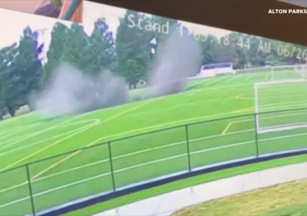 Se abre un abismo bajo un campo de fútbol, al borde de la tragedia: hay vídeo