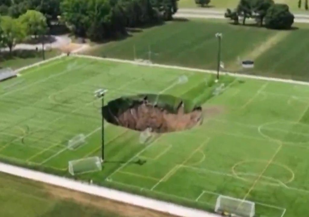 Se abre un abismo bajo un campo de fútbol, al borde de la tragedia: hay vídeo