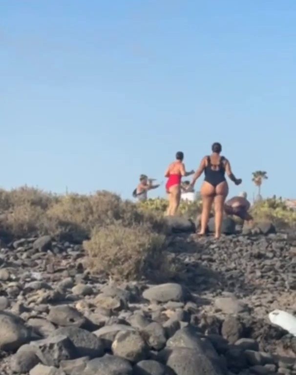 Schlägerei auf Teneriffa, Touristen werfen Steine zwischen weinende Frauen und Kinder