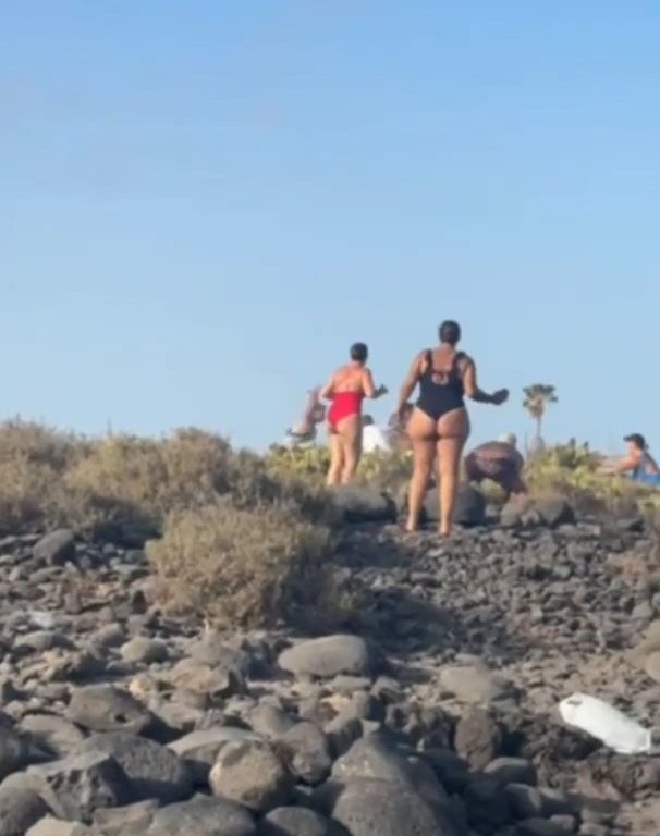 Schlägerei auf Teneriffa, Touristen werfen Steine zwischen weinende Frauen und Kinder