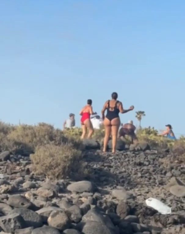 Schlägerei auf Teneriffa, Touristen werfen Steine zwischen weinende Frauen und Kinder