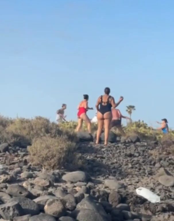 Schlägerei auf Teneriffa, Touristen werfen Steine zwischen weinende Frauen und Kinder