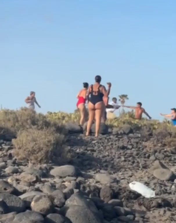 Schlägerei auf Teneriffa, Touristen werfen Steine zwischen weinende Frauen und Kinder