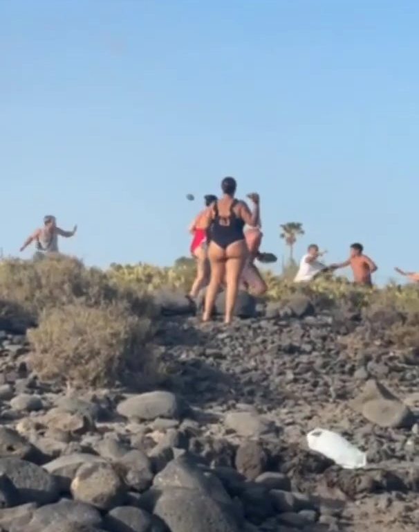 Schlägerei auf Teneriffa, Touristen werfen Steine zwischen weinende Frauen und Kinder