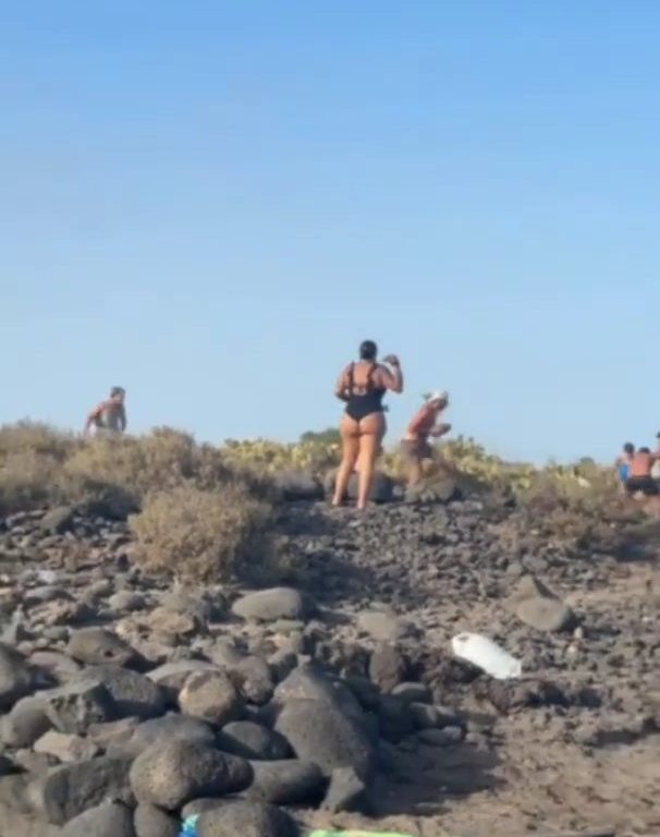 Schlägerei auf Teneriffa, Touristen werfen Steine zwischen weinende Frauen und Kinder