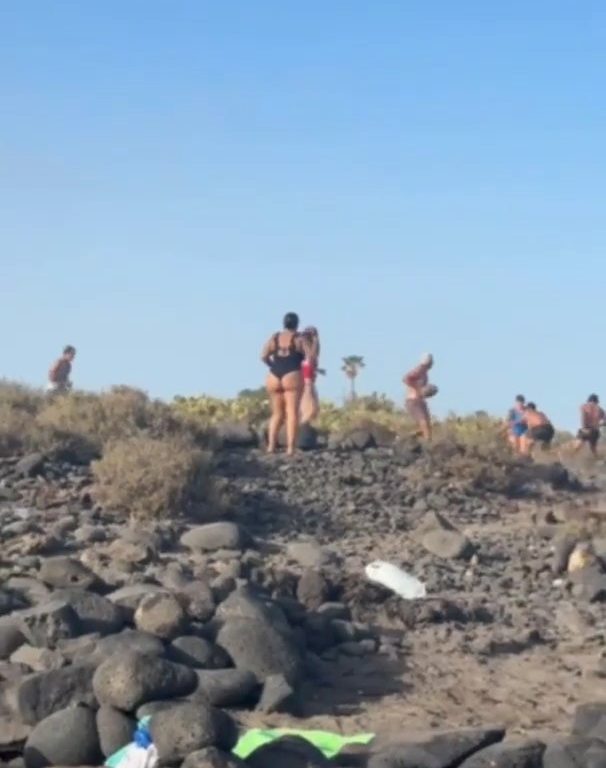 Schlägerei auf Teneriffa, Touristen werfen Steine zwischen weinende Frauen und Kinder