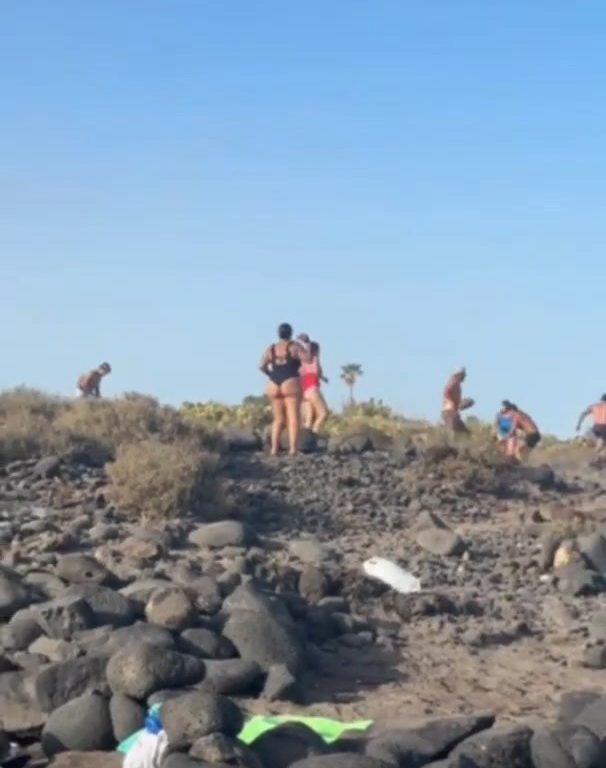 Schlägerei auf Teneriffa, Touristen werfen Steine zwischen weinende Frauen und Kinder