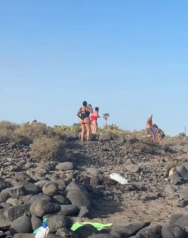 Schlägerei auf Teneriffa, Touristen werfen Steine zwischen weinende Frauen und Kinder