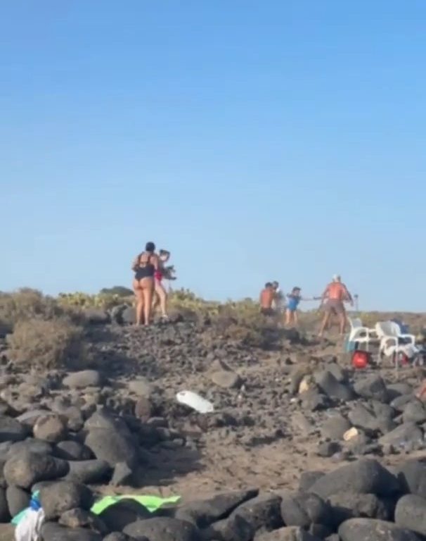 Schlägerei auf Teneriffa, Touristen werfen Steine zwischen weinende Frauen und Kinder