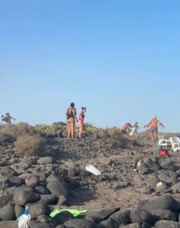 Schlägerei auf Teneriffa, Touristen werfen Steine zwischen weinende Frauen und Kinder