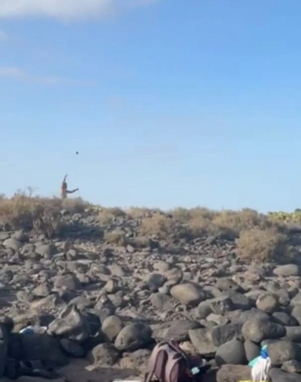 Schlägerei auf Teneriffa, Touristen werfen Steine zwischen weinende Frauen und Kinder