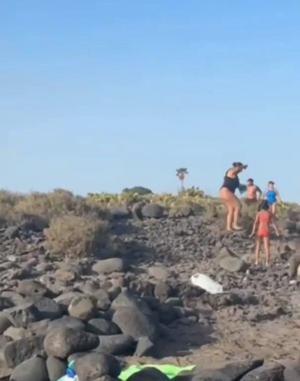 Schlägerei auf Teneriffa, Touristen werfen Steine zwischen weinende Frauen und Kinder