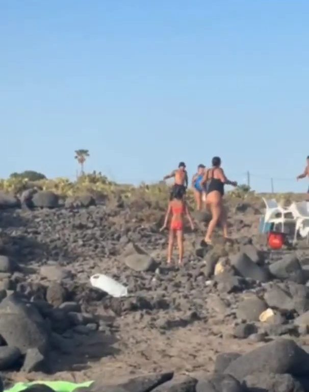 Schlägerei auf Teneriffa, Touristen werfen Steine zwischen weinende Frauen und Kinder