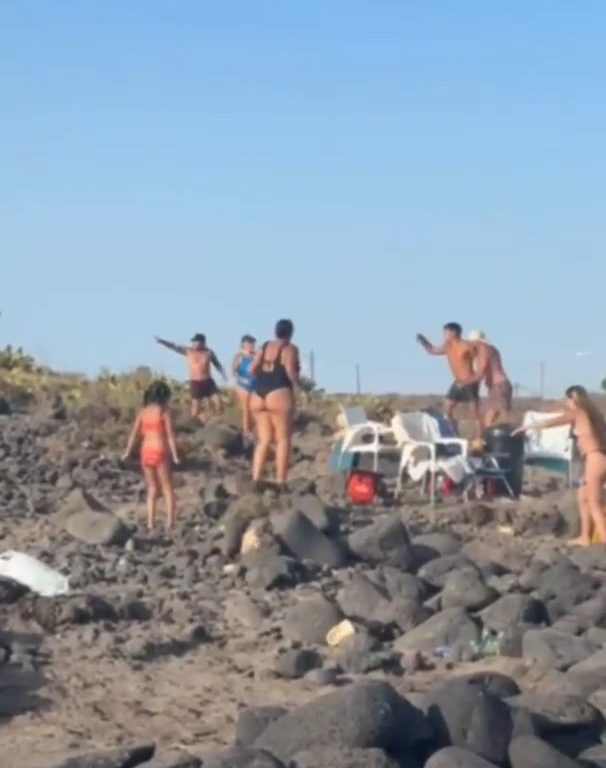 Schlägerei auf Teneriffa, Touristen werfen Steine zwischen weinende Frauen und Kinder