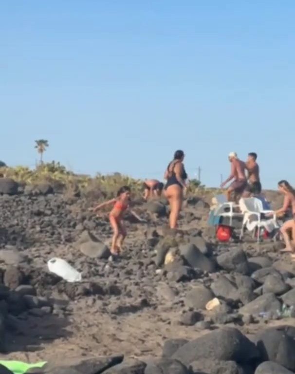 Schlägerei auf Teneriffa, Touristen werfen Steine zwischen weinende Frauen und Kinder