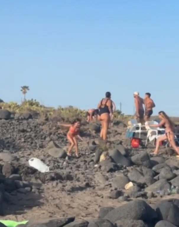 Schlägerei auf Teneriffa, Touristen werfen Steine zwischen weinende Frauen und Kinder