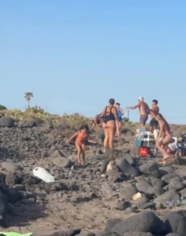 Schlägerei auf Teneriffa, Touristen werfen Steine zwischen weinende Frauen und Kinder