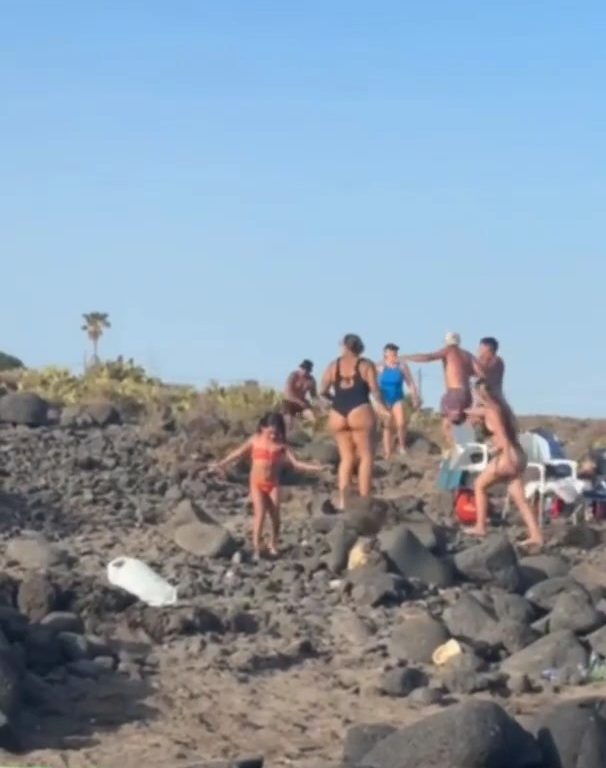 Schlägerei auf Teneriffa, Touristen werfen Steine zwischen weinende Frauen und Kinder