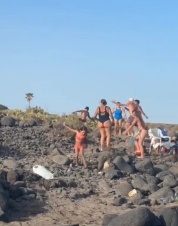 Schlägerei auf Teneriffa, Touristen werfen Steine zwischen weinende Frauen und Kinder