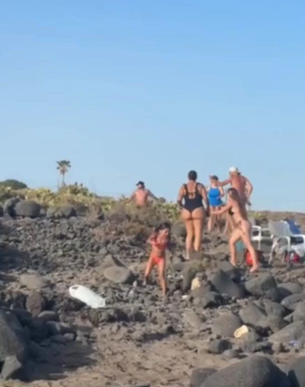 Schlägerei auf Teneriffa, Touristen werfen Steine zwischen weinende Frauen und Kinder