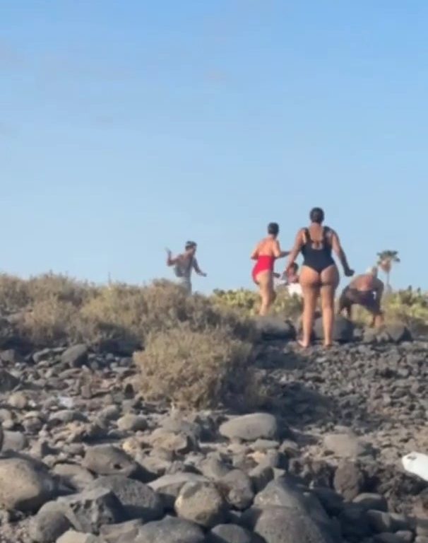 Schlägerei auf Teneriffa, Touristen werfen Steine zwischen weinende Frauen und Kinder