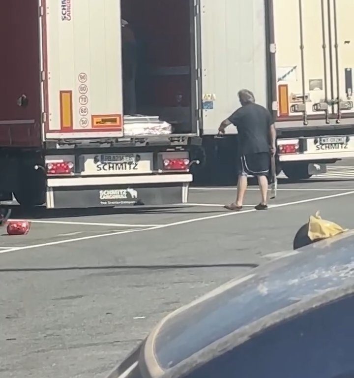 Camionero encuentra migrantes a bordo y los ahuyenta con cinturones: video viral