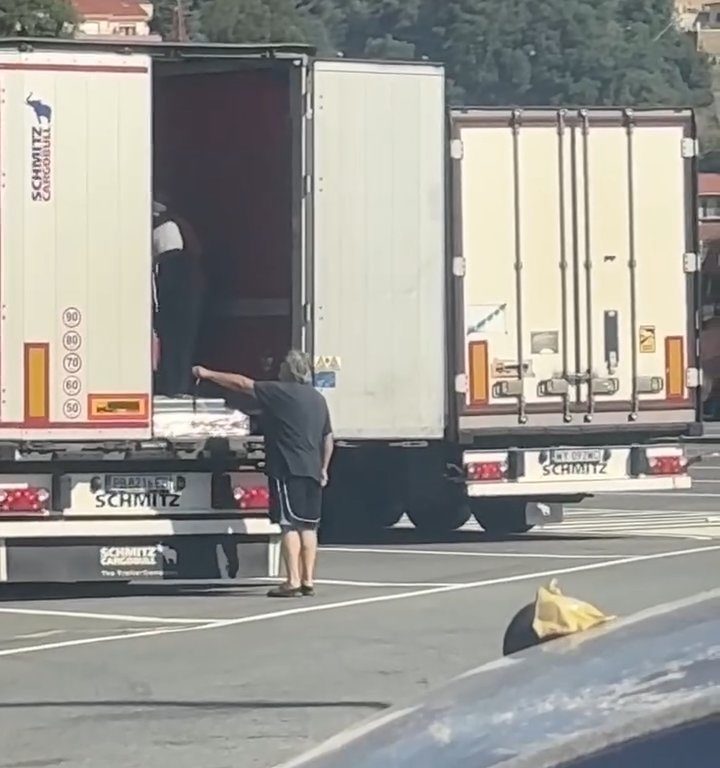 Camionero encuentra migrantes a bordo y los ahuyenta con cinturones: video viral