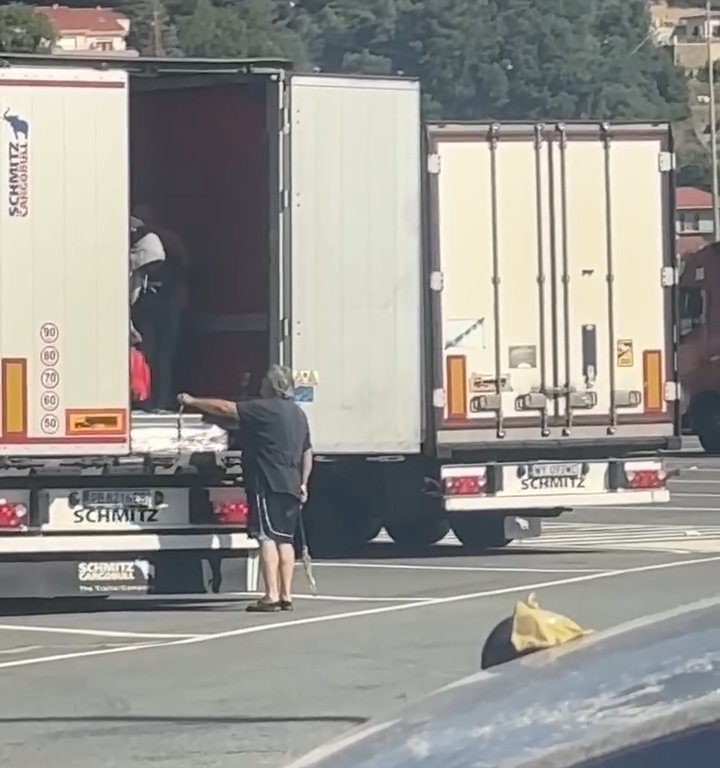 Camionero encuentra migrantes a bordo y los ahuyenta con cinturones: video viral