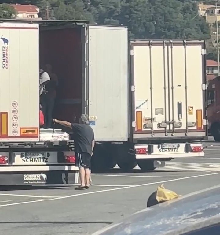 Camionero encuentra migrantes a bordo y los ahuyenta con cinturones: video viral