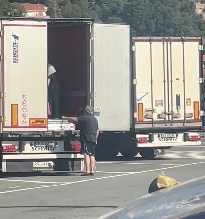 Camionero encuentra migrantes a bordo y los ahuyenta con cinturones: video viral