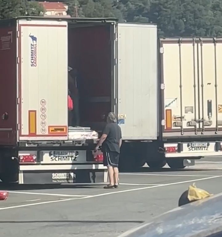 Camionero encuentra migrantes a bordo y los ahuyenta con cinturones: video viral