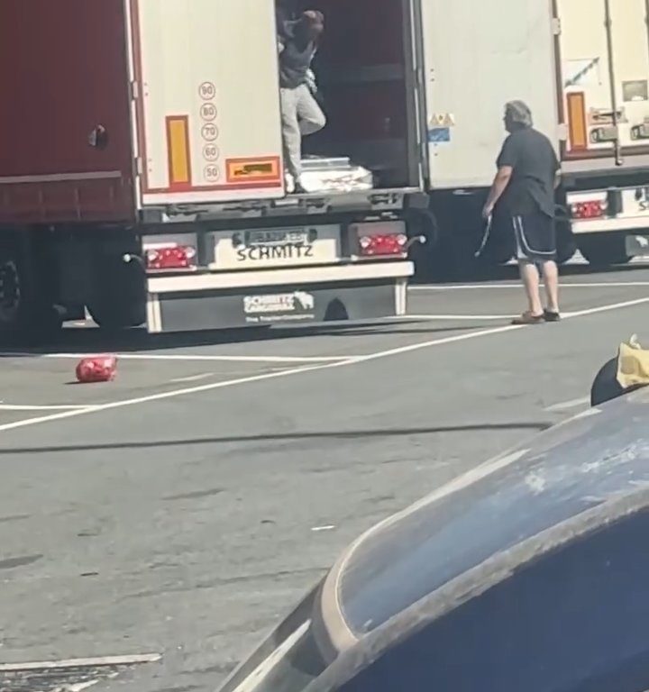 Camionero encuentra migrantes a bordo y los ahuyenta con cinturones: video viral