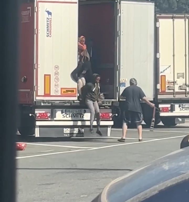 Camionero encuentra migrantes a bordo y los ahuyenta con cinturones: video viral